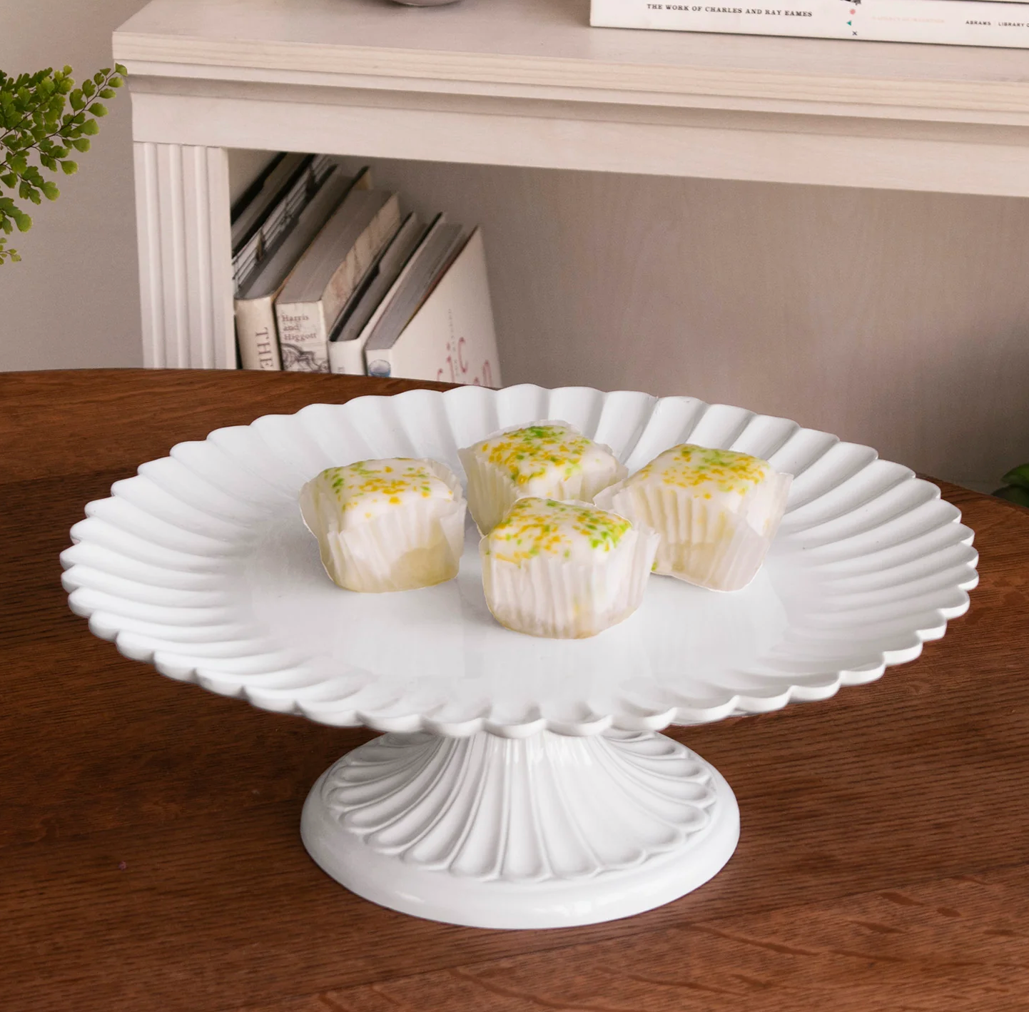 VIDA Vienna Pedestal Cake Plate White